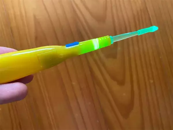 「【ダイソー】緑色のLEDが細くて暗い穴を明るく照らす♪「光る耳かき」で耳掃除してみた！よく見える～♪」の画像