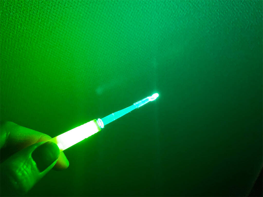 【ダイソー】緑色のLEDが細くて暗い穴を明るく照らす♪「光る耳かき」で耳掃除してみた！よく見える～♪