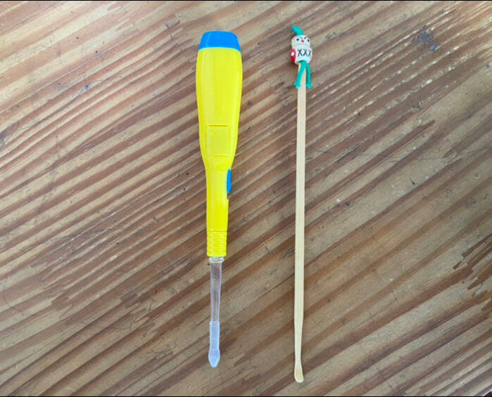 【ダイソー】緑色のLEDが細くて暗い穴を明るく照らす♪「光る耳かき」で耳掃除してみた！よく見える～♪