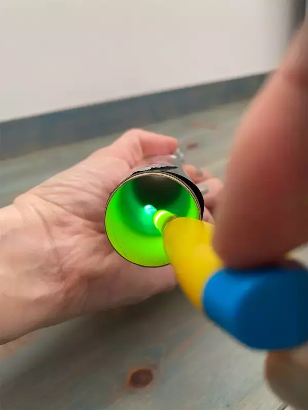 「【ダイソー】緑色のLEDが細くて暗い穴を明るく照らす♪「光る耳かき」で耳掃除してみた！よく見える～♪」の画像