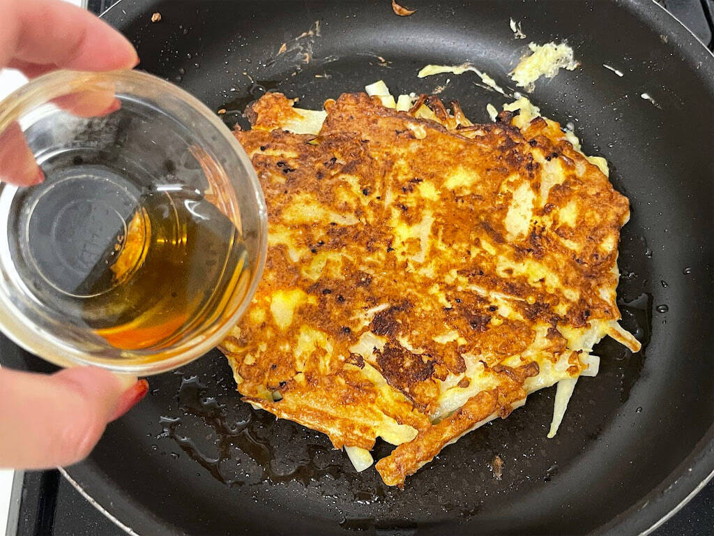 混ぜて焼くだけ【大根焼き】に挑戦！大根は“千切り”と“おろし”混ぜるのでシャキもちっ食感が癖になる～