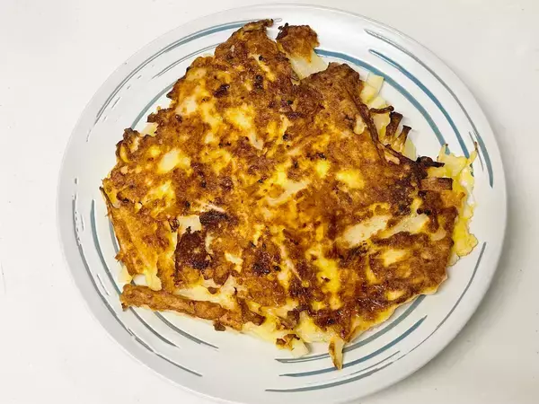 「混ぜて焼くだけ【大根焼き】に挑戦！大根は“千切り”と“おろし”混ぜるのでシャキもちっ食感が癖になる～」の画像