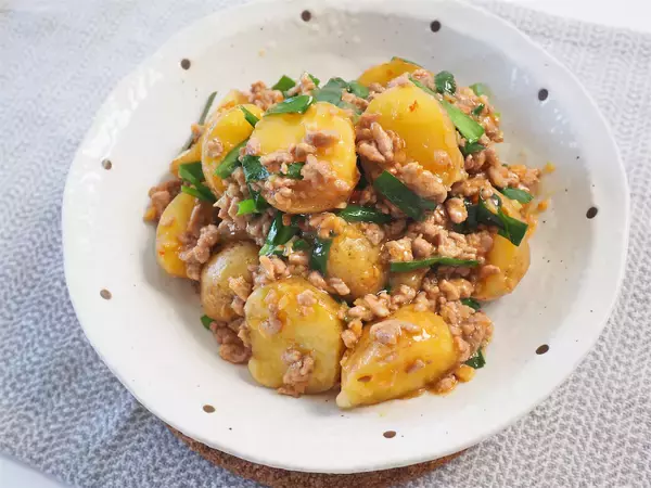 「【シン・麻婆】え、豆腐でもナスでもなく…新じゃが⁉ピリ辛ほくウマな「ほっくりマーボーポテト」作ろう！」の画像