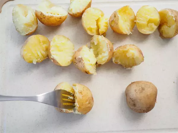 「【シン・麻婆】え、豆腐でもナスでもなく…新じゃが⁉ピリ辛ほくウマな「ほっくりマーボーポテト」作ろう！」の画像