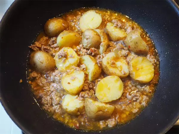 「【シン・麻婆】え、豆腐でもナスでもなく…新じゃが⁉ピリ辛ほくウマな「ほっくりマーボーポテト」作ろう！」の画像