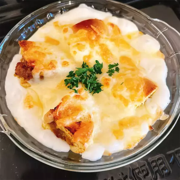 「【具はカレーまんだけ!?】新宿中村屋直伝の「中華まんグラタン」作ってみたら爆速で完成！これ飲めるわ♡」の画像