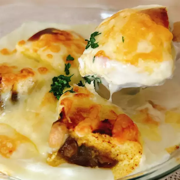 「【具はカレーまんだけ!?】新宿中村屋直伝の「中華まんグラタン」作ってみたら爆速で完成！これ飲めるわ♡」の画像