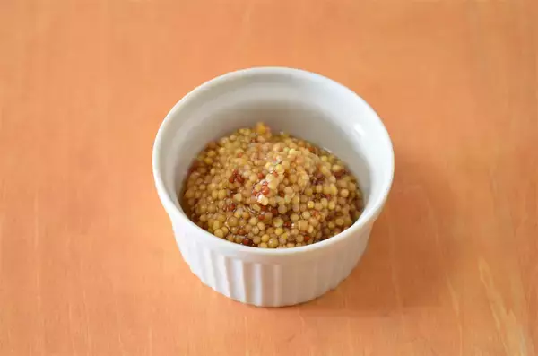 「【もう市販品には戻れない！】プチプチ食感がクセになる「粒マスタード」作ってみた！簡単アレンジレシピも♪」の画像