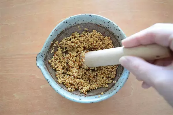 「【もう市販品には戻れない！】プチプチ食感がクセになる「粒マスタード」作ってみた！簡単アレンジレシピも♪」の画像