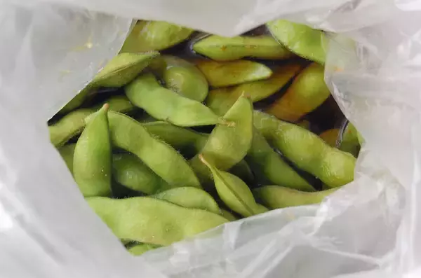 「リュウジ『枝豆が100倍旨くなる♡』 1時間漬けろ！「だし漬け枝豆」に挑戦！味シミシミで無限にイケる♪」の画像