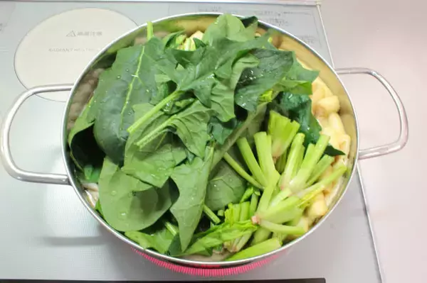 「リュウジ『ほうれん草が無限に食えます』 毎晩食べても飽きない【常夜鍋】に挑戦！油揚げで旨味アップ」の画像