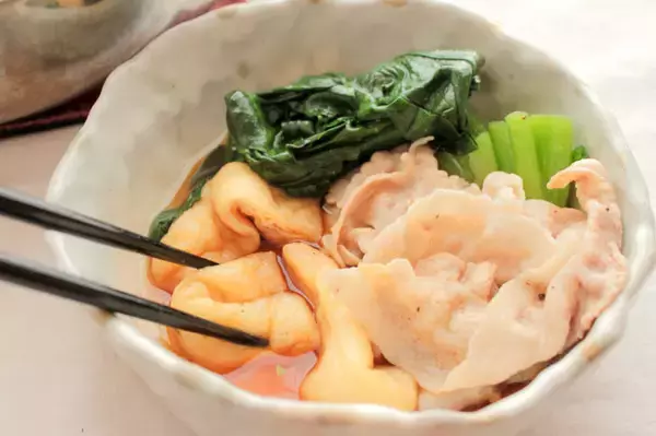 「リュウジ『ほうれん草が無限に食えます』 毎晩食べても飽きない【常夜鍋】に挑戦！油揚げで旨味アップ」の画像