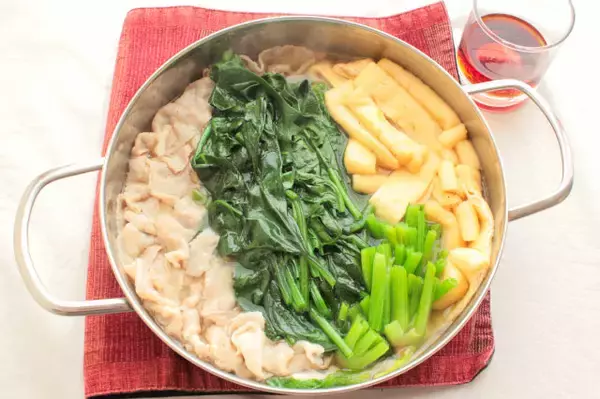 「リュウジ『ほうれん草が無限に食えます』 毎晩食べても飽きない【常夜鍋】に挑戦！油揚げで旨味アップ」の画像