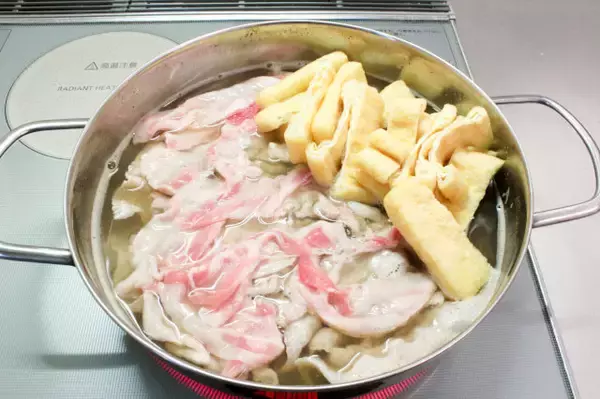 「リュウジ『ほうれん草が無限に食えます』 毎晩食べても飽きない【常夜鍋】に挑戦！油揚げで旨味アップ」の画像