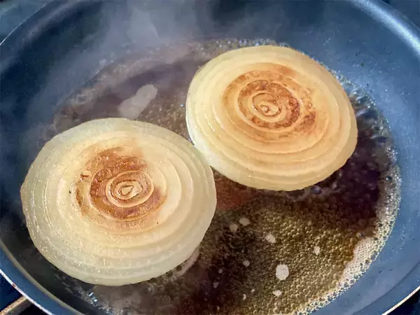 「新玉だけ！味付けはゴマ油と塩だけ！後は焼き付けるだけの「新玉ねぎステーキ」が照り照りとろ～りな件」の画像