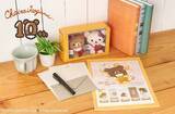 「「チャイロイコグマ」10周年フレーム切手が7月13日受注開始！おでかけ姿のぬいぐるみキーホルダー付き」の画像1