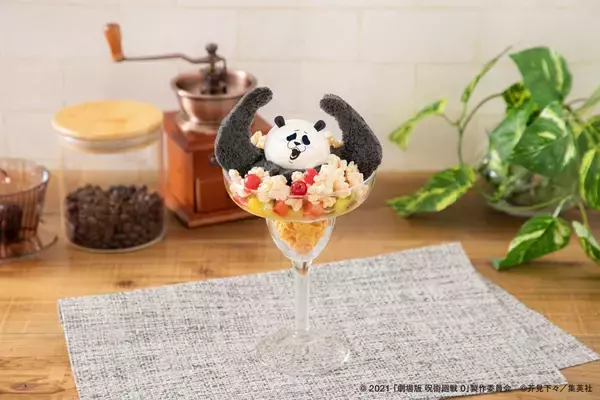 「「呪術廻戦カフェ2024」開催決定！劇場版メンバーのエプロン姿が素敵&パンダの脈ありデースパフェなどを提供」の画像