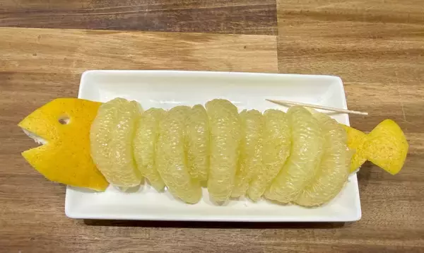 「「柑橘フルーツ」を工夫して剥くと…発想が最高すぎるフルーツアートに「盛り付けも完璧」「見た目も豪華で最高」」の画像