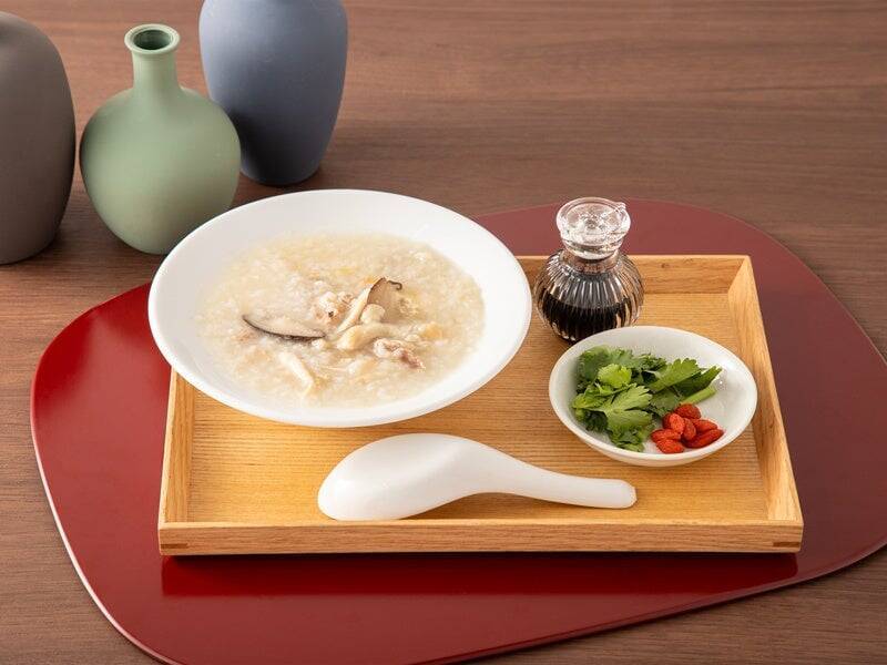 『薬屋のひとりごと』原作小説カフェが5月14日オープン！猫猫や壬氏の描き下ろしミニ色紙＆薬膳メニュー・限定グッズが登場