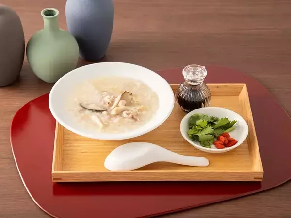 「『薬屋のひとりごと』原作小説カフェが5月14日オープン！猫猫や壬氏の描き下ろしミニ色紙＆薬膳メニュー・限定グッズが登場」の画像