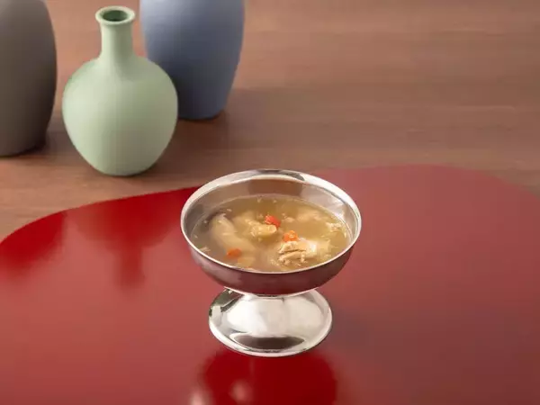 「『薬屋のひとりごと』原作小説カフェが5月14日オープン！猫猫や壬氏の描き下ろしミニ色紙＆薬膳メニュー・限定グッズが登場」の画像