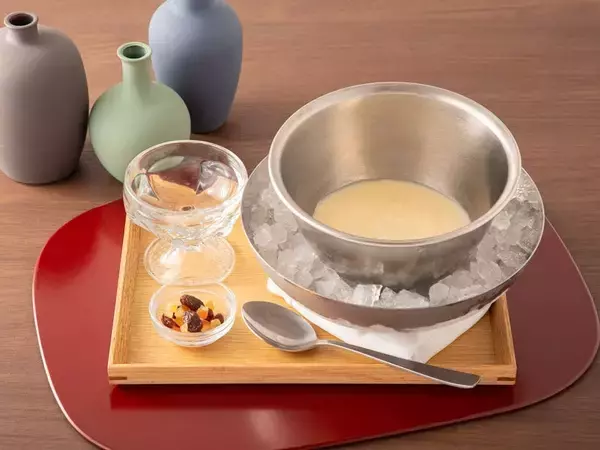 「『薬屋のひとりごと』原作小説カフェが5月14日オープン！猫猫や壬氏の描き下ろしミニ色紙＆薬膳メニュー・限定グッズが登場」の画像