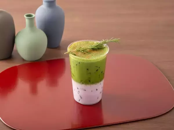 「『薬屋のひとりごと』原作小説カフェが5月14日オープン！猫猫や壬氏の描き下ろしミニ色紙＆薬膳メニュー・限定グッズが登場」の画像