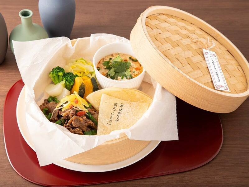 『薬屋のひとりごと』原作小説カフェが5月14日オープン！猫猫や壬氏の描き下ろしミニ色紙＆薬膳メニュー・限定グッズが登場