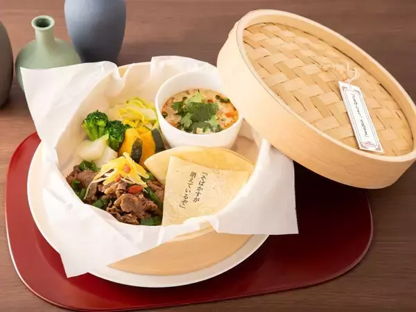 「『薬屋のひとりごと』原作小説カフェが5月14日オープン！猫猫や壬氏の描き下ろしミニ色紙＆薬膳メニュー・限定グッズが登場」の画像