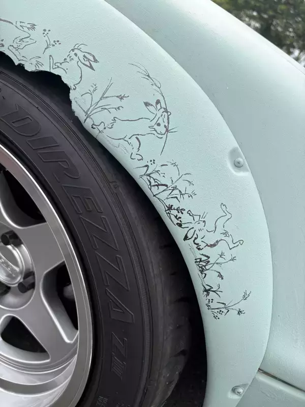 「車の欠けた部分を生かすには…天才的なラクガキに「わびさびを感じる」「センス良すぎ」」の画像