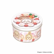 『ちいかわ』のクリスマスお菓子が発売、3人が並ぶ赤い飾りソックスとキャラごとに色が違うケーキ風クッキー缶