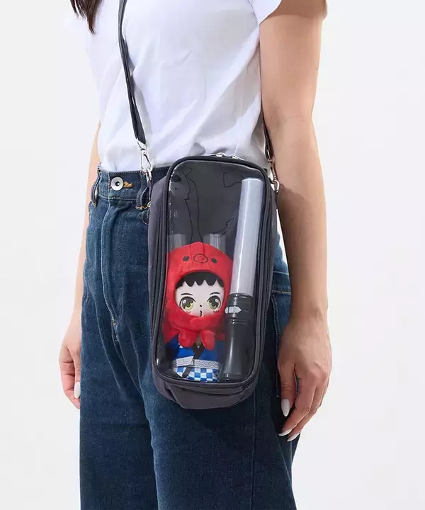 「スリーコインズ「推し活standard」が7月10日発売！クリア窓でぬいを魅せるナップサック＆保冷ポーチなどが登場」の画像