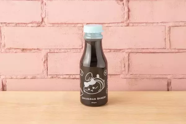 「「ちいかわベーカリー」クリアボトルドリンクが6月5日登場！王冠キャップが可愛いパイン・ぶどう・りんごの全3種」の画像