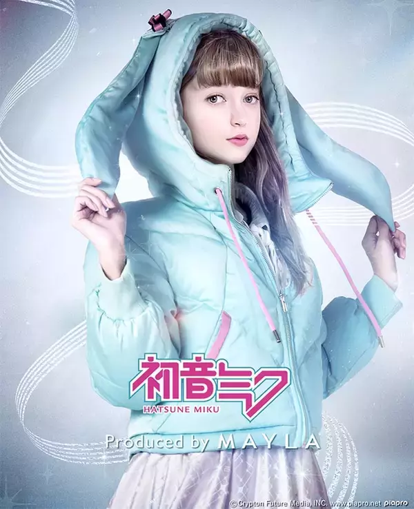 「「初音ミク×MAYLA（マイラ）」新作コラボはダウンジャケット！ツインテールのようなパーカー&袖の“01”刺繍が可愛い」の画像