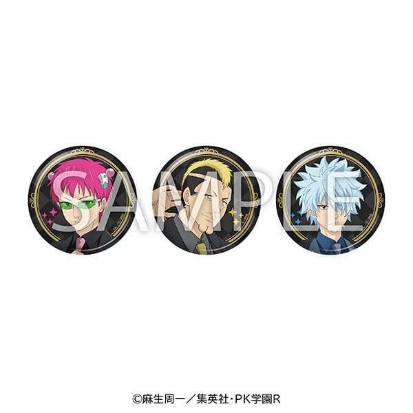 『斉木楠雄のΨ難』ブラックスーツ姿が大人っぽい♪ファミマ描き下ろし缶バッジ＆アクスタ全6種が8月20日発売