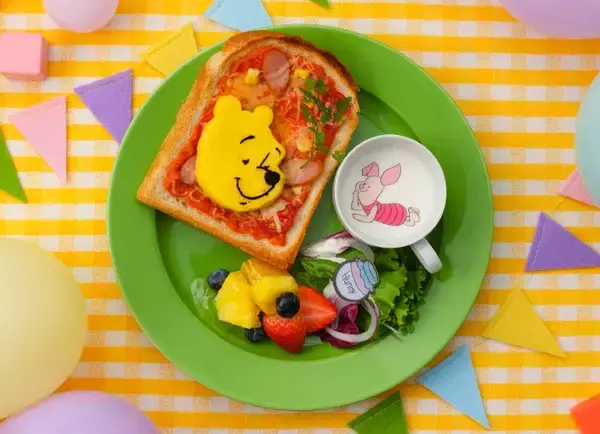 「「くまのプーさん」スペシャルカフェが東京・大阪で開催！なんともいえない表情が可愛いフードも」の画像