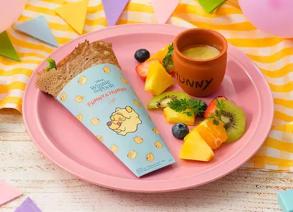 「「くまのプーさん」スペシャルカフェが東京・大阪で開催！なんともいえない表情が可愛いフードも」の画像