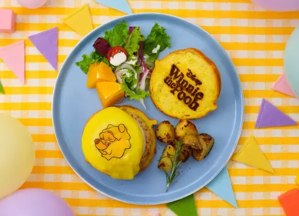 「「くまのプーさん」スペシャルカフェが東京・大阪で開催！なんともいえない表情が可愛いフードも」の画像