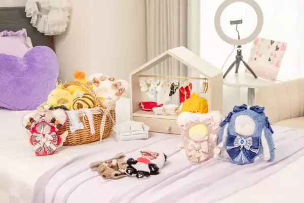 新横浜プリンスホテル「ぬい活ステイ」6月20日開始！推し色7色のお部屋＆ぬい服約100着でぬい撮りし放題