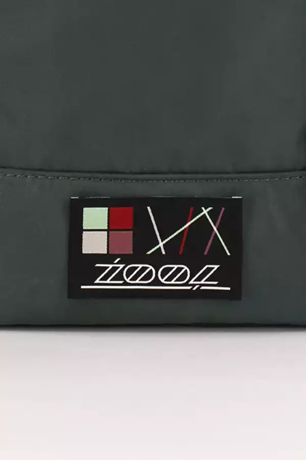 「『アイナナ』ŹOOĻをイメージしたリュック＆パーカーが登場！モスグリーンを基調としたスタイリッシュなデザイン」の画像