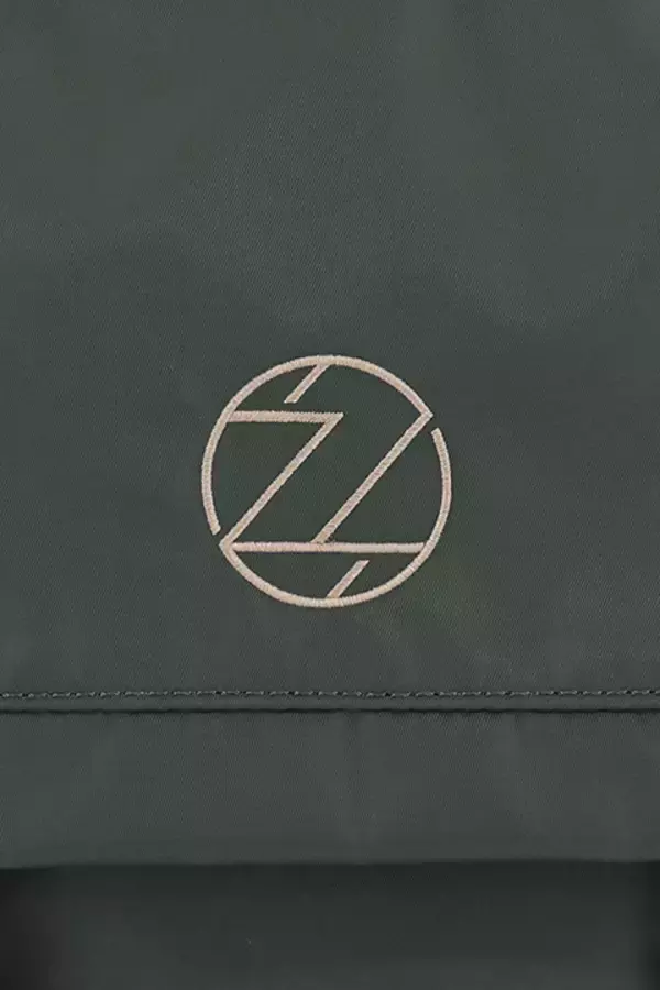 「『アイナナ』ŹOOĻをイメージしたリュック＆パーカーが登場！モスグリーンを基調としたスタイリッシュなデザイン」の画像