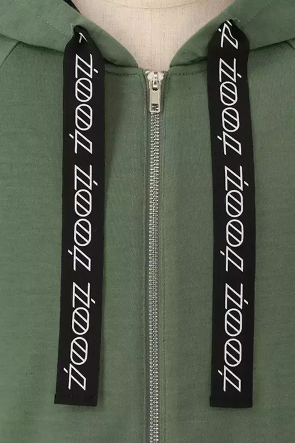 「『アイナナ』ŹOOĻをイメージしたリュック＆パーカーが登場！モスグリーンを基調としたスタイリッシュなデザイン」の画像