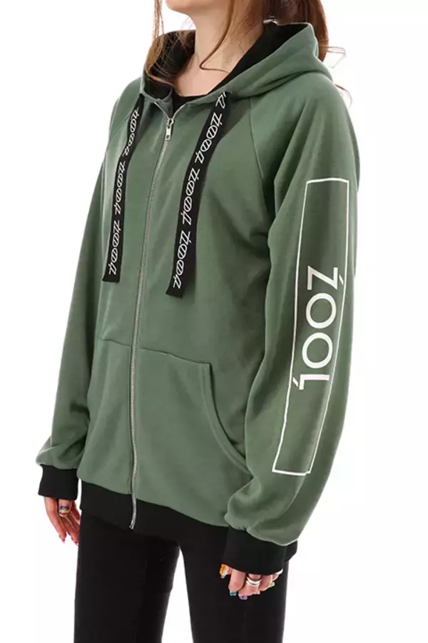 「『アイナナ』ŹOOĻをイメージしたリュック＆パーカーが登場！モスグリーンを基調としたスタイリッシュなデザイン」の画像