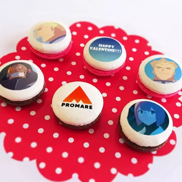 「『プロメア』ガロやリオがプリントされたバレンタインスイーツ発売！味が選べるケーキ＆カラフルなマカロンセット」の画像