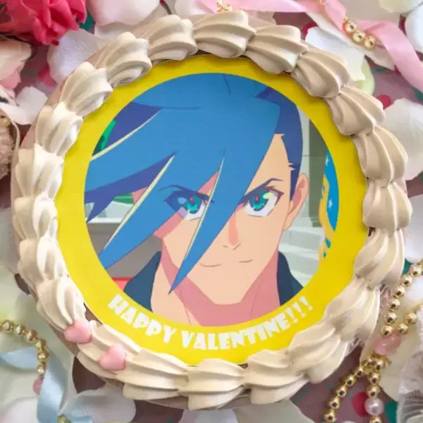 「『プロメア』ガロやリオがプリントされたバレンタインスイーツ発売！味が選べるケーキ＆カラフルなマカロンセット」の画像