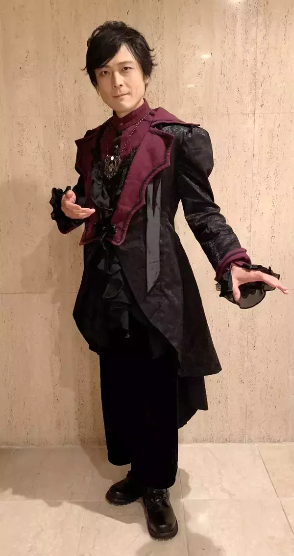高橋広樹さんがゴシック風衣装を披露！ゴスロリファッションショーにモデルとして出演しファンを魅了！