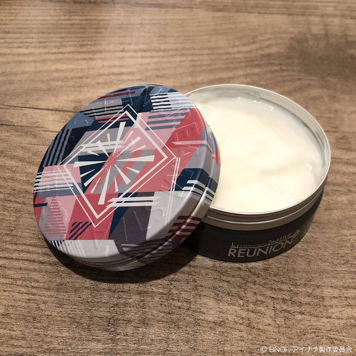 『ナナライ2nd』展覧会グッズが通販に登場！衣装をモチーフとしたアパレルグッズなどがラインナップ