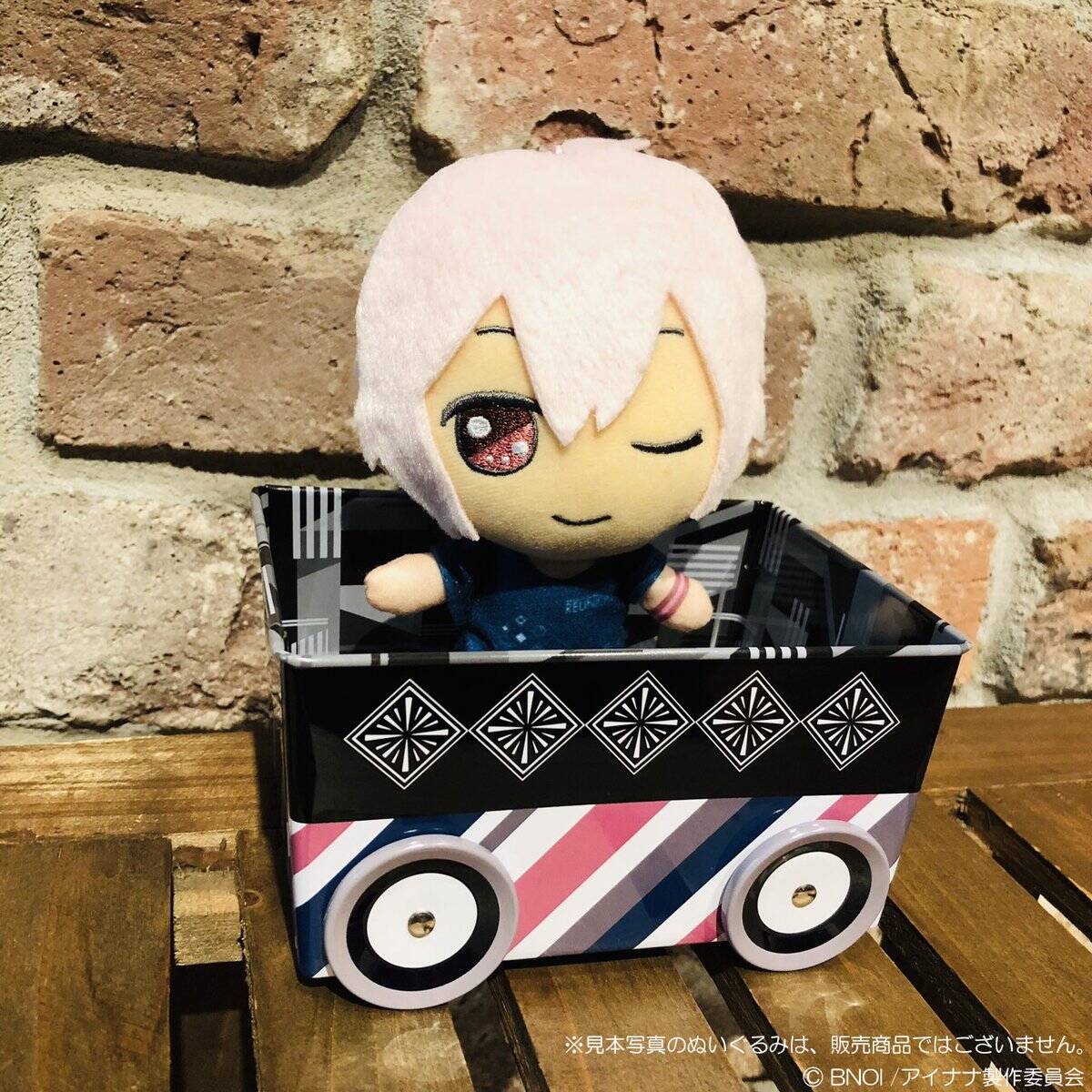 『ナナライ2nd』展覧会グッズが通販に登場！衣装をモチーフとしたアパレルグッズなどがラインナップ