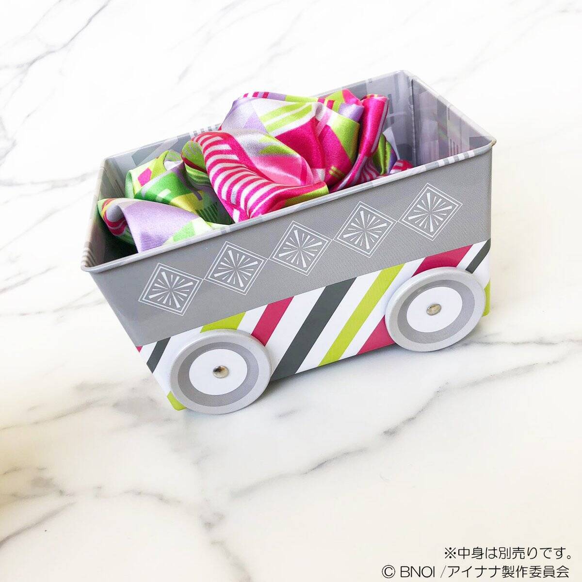 『ナナライ2nd』展覧会グッズが通販に登場！衣装をモチーフとしたアパレルグッズなどがラインナップ