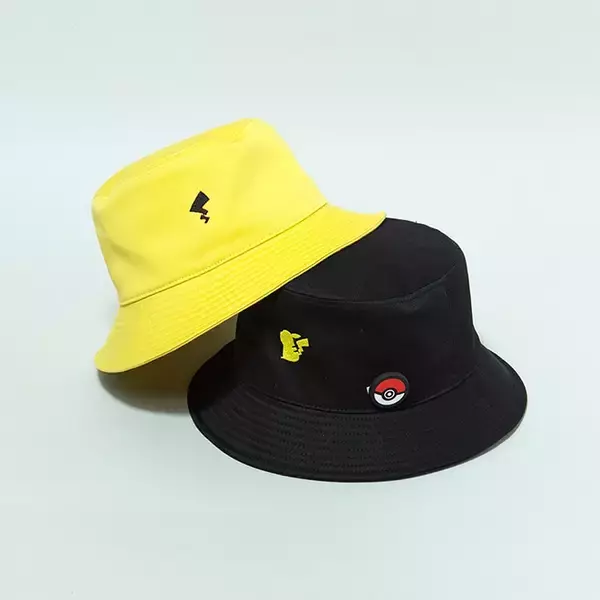 「『ポケモン』ピカチュウの顔を再現したハットが登場！帽子ブランド「CA4LA」コラボアイテムが可愛すぎる」の画像
